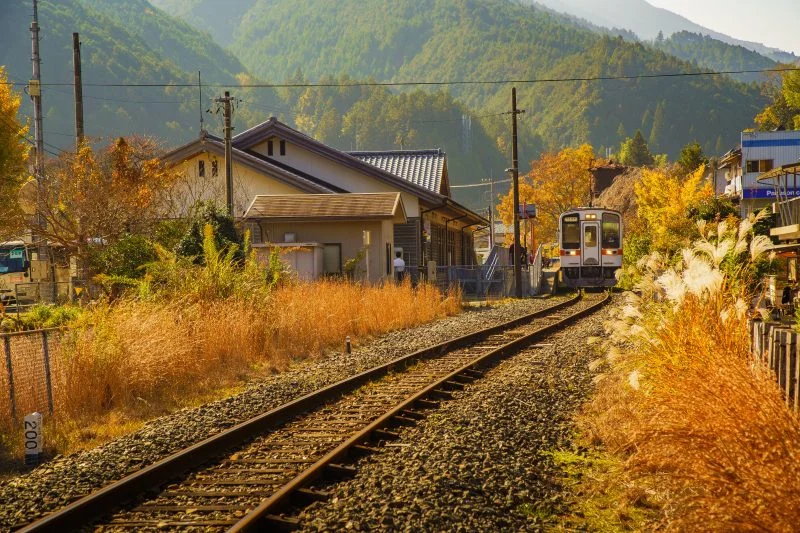 無料壁紙 伊勢奥津駅の秋。PCとデスクトップ壁紙に最適な4K高画質の無料壁紙。三重県鉄道の名松線で撮影したフリー写真素材