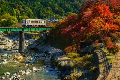 無料壁紙 真っ赤な紅葉の家城。PCとデスクトップ壁紙に最適な4K高画質の無料壁紙。三重県鉄道の名松線で撮影したフリー写真素材