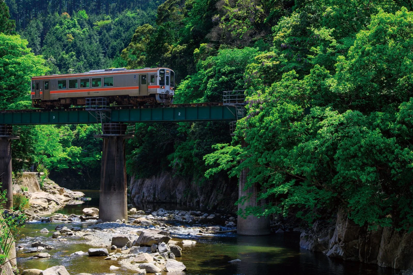 無料壁紙 比津の自然を走る。PCとデスクトップ壁紙に最適な4K高画質の無料壁紙。三重県鉄道の名松線で撮影したフリー写真素材