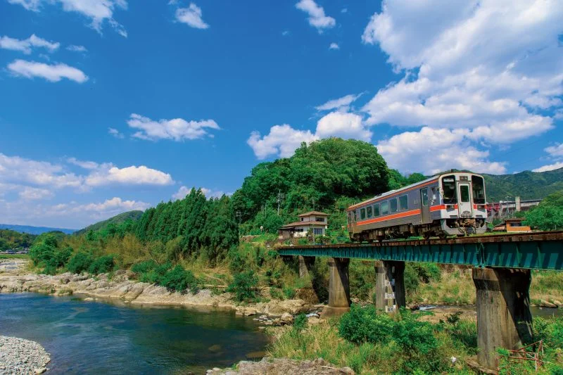 無料壁紙 雲出川の鉄橋。PCとデスクトップ壁紙に最適な4K高画質の無料壁紙。三重県鉄道の名松線で撮影したフリー写真素材