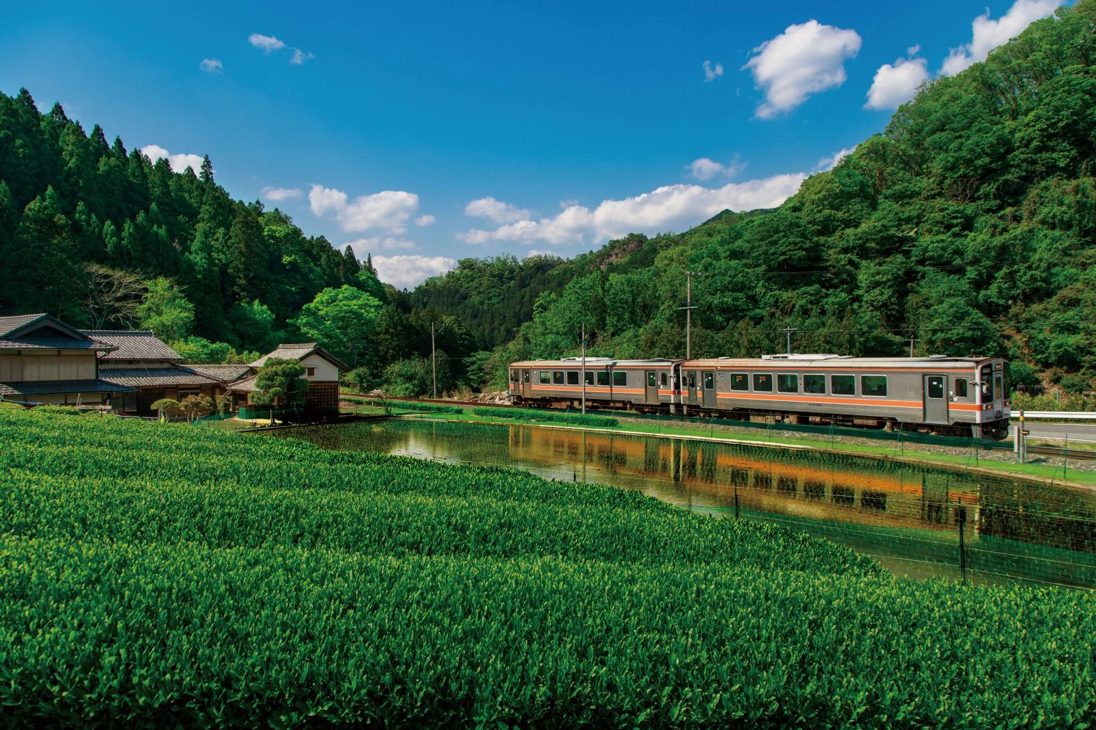 無料壁紙 田んぼに写る名松線。PCとデスクトップ壁紙に最適な4K高画質の無料壁紙。三重県鉄道の名松線で撮影したフリー写真素材