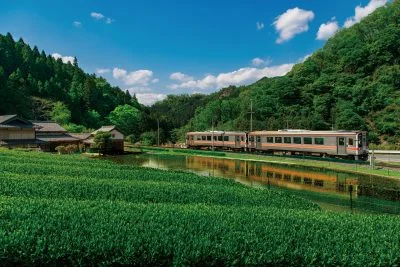 無料壁紙 田んぼに写る名松線。PCとデスクトップ壁紙に最適な4K高画質の無料壁紙。三重県鉄道の名松線で撮影したフリー写真素材