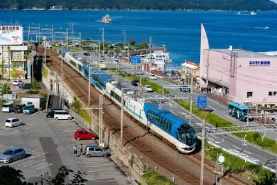 無料壁紙 鳥羽城跡から眺める近鉄電車。PCとデスクトップ壁紙に最適な4K高画質の無料壁紙。三重県鳥羽市の城山公園（鳥羽城跡）で撮影したフリー写真素材