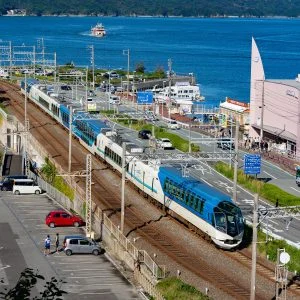 無料壁紙 鳥羽城跡から眺める近鉄電車。PCとデスクトップ壁紙に最適な4K高画質の無料壁紙。三重県鳥羽市の城山公園（鳥羽城跡）で撮影したフリー写真素材