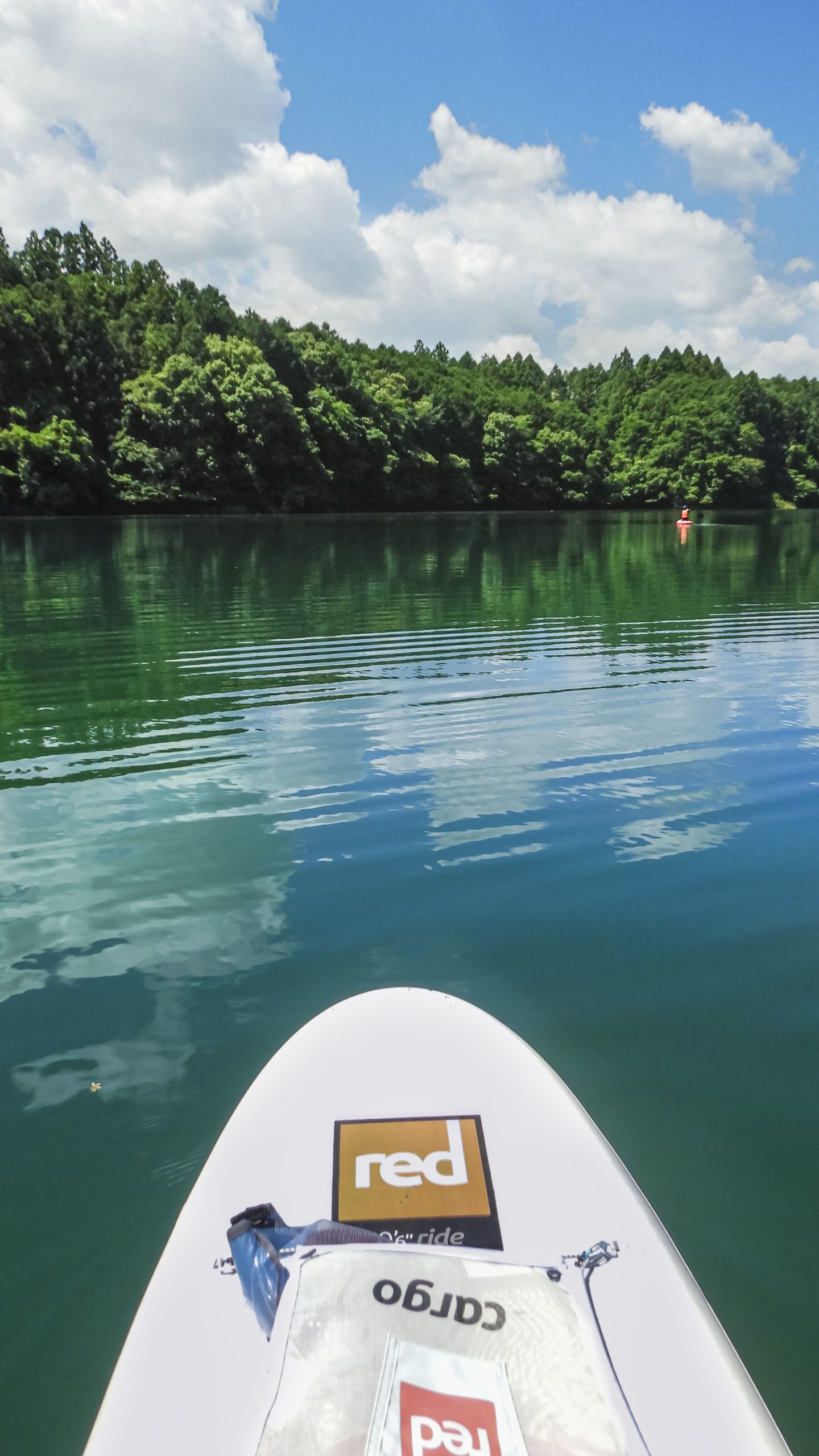 無料スマホ壁紙 SUPボードから宮川を眺める。AndroidとiPhoneに対応した4K高画質の無料待ち受け画像。三重県大台町の宮川で撮影したフリー写真素材