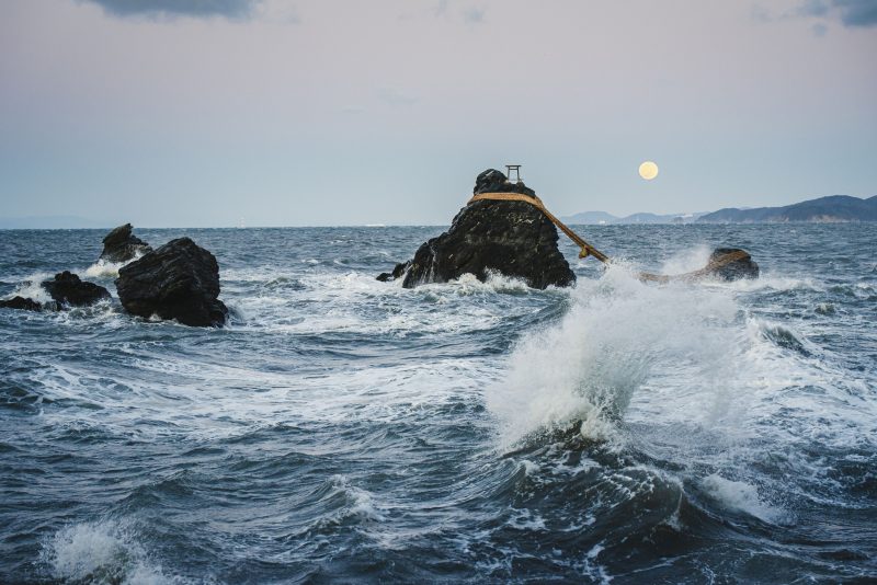 夫婦岩の写真「夫婦岩から見る満月」