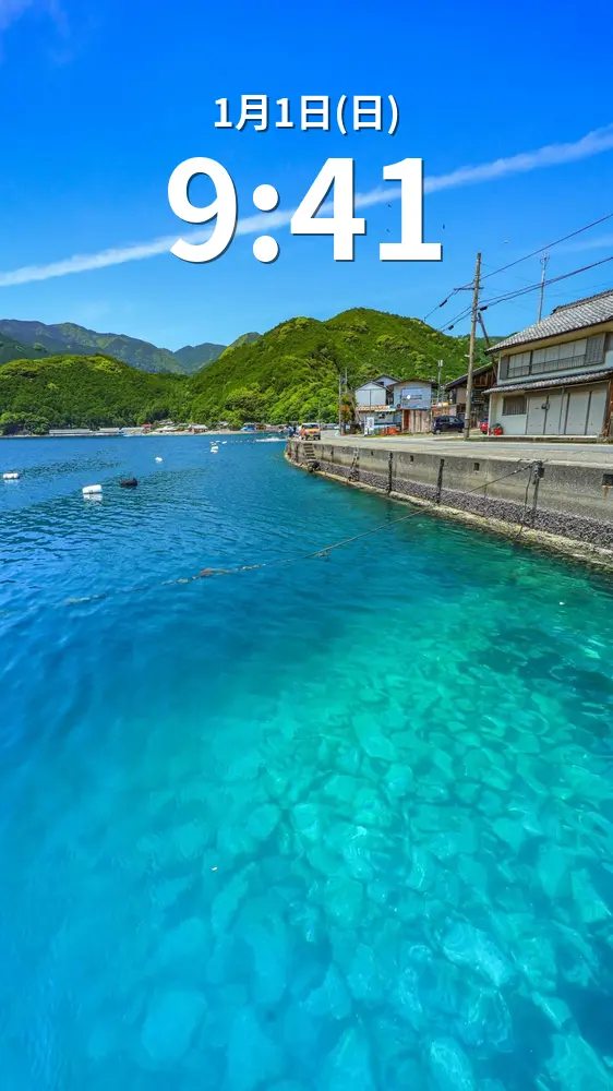 無料スマホ壁紙 九鬼ブルーの海とレトロな町。AndroidとiPhoneに対応した4K高画質の無料待ち受け画像。三重県尾鷲市の九鬼町で撮影したフリー写真素材