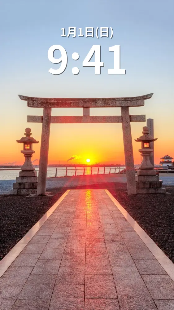 無料スマホ壁紙 鳥居の真ん中から昇る日の出。AndroidとiPhoneに対応した4K高画質の無料待ち受け画像。三重県桑名市の住吉神社で撮影したフリー写真素材