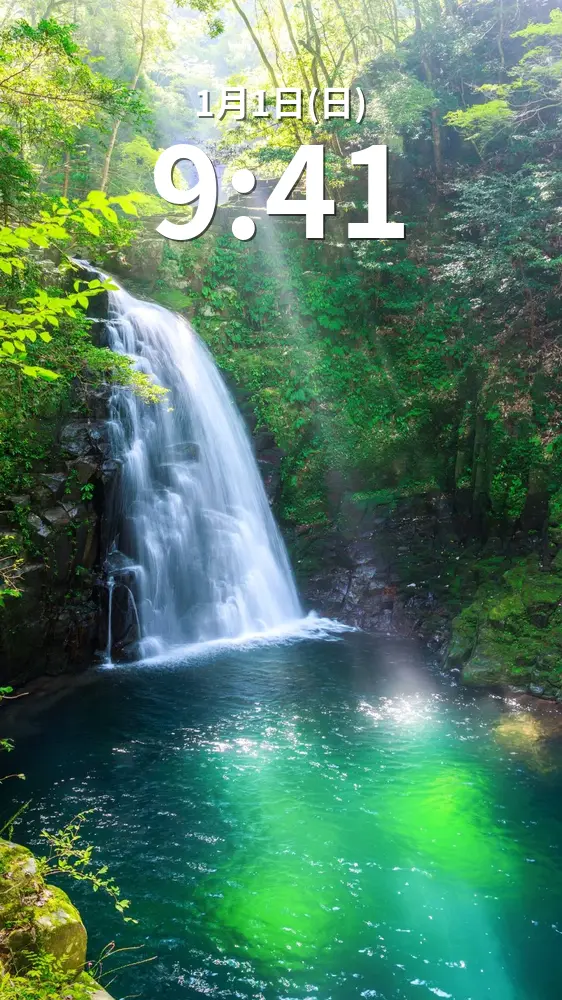 無料スマホ壁紙 光が降り注ぐ滝。AndroidとiPhoneに対応した4K高画質の無料待ち受け画像。三重県名張市の赤目四十八滝で撮影したフリー写真素材